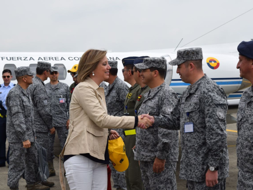 Comandante de la Fuerza Aérea y Viceministra de Defensa visitan la Escuela Militar de Aviación 