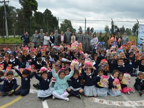 Niños de la escuela La Tebaida de Funza reciben kits escolares de sus amigos de CATAM.