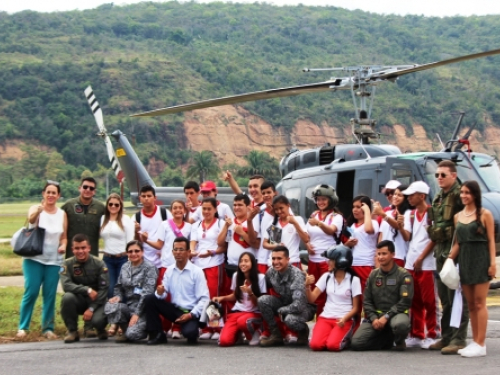 Fuerza Aérea cumplió el sueño de volar a niños con discapacidad Auditiva