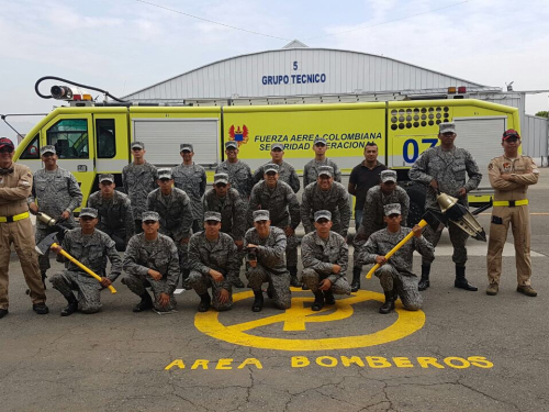 EMAVI capacita nuevos Bomberos Aeronáuticos