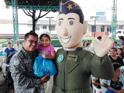 Comando Aéreo de Combate No.2  fortalece la relación con los habitantes del barrio "El Retiro"