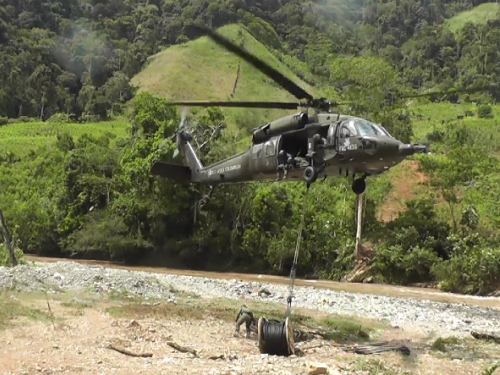 Fuerza Aérea transporta puente peatonal hasta la vereda San Agustín