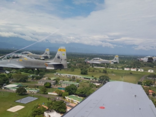 Cuatro de las mejores tripulaciones del Comando Aéreo de Combate No. 2 engalanarán el cielo de Villavicencio en conmemoración de los 177 años de fundación de la ciudad.  Las aeronaves encargadas de esta noble misión son los A-29B Supertucano y T-27 Tucano