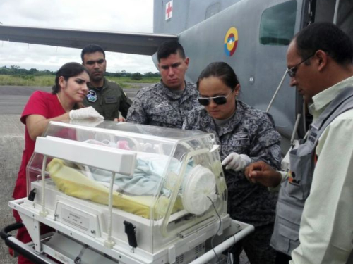 Bebé recién nacido con problemas respiratorios fue trasladado por la Fuerza Aérea