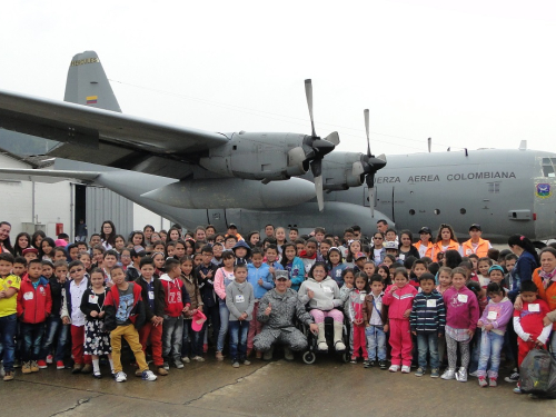 145 niños de la Sabana de Occidente visitaron el Comando Aéreo de Mantenimiento