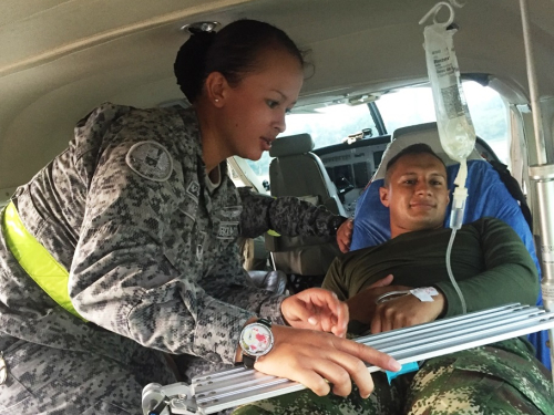 Fuerza Aérea Colombiana trasladó a un oficial del Ejército Nacional en grave estado de salud