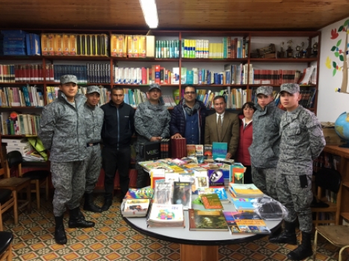 omando Aéreo de Mantenimiento dona libros al colegio San Antonio de Tausa (Cundinamarca).