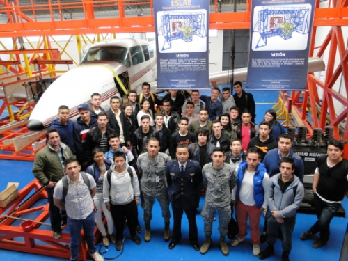 Universidad Los Libertadores realiza visita académica al Comando Aéreo de Mantenimiento