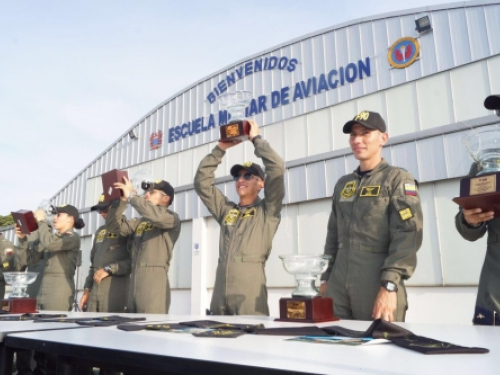 Con una emotiva ceremonia Alféreces del curso 90 de Oficiales de la Fuerza Aérea Colombiana celebraron su “Vuelo Solo”.