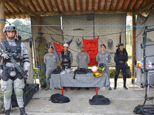 Aniversario con altura de quienes brindan seguridad desde tierra