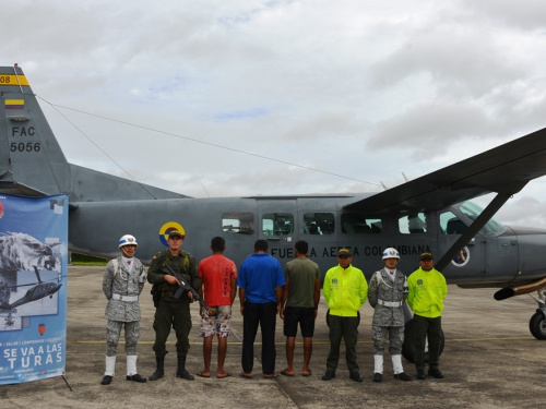 Fuerza Aérea transporta presuntos delincuentes desde el corregimiento del Amazonas