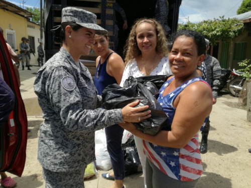 Fuerza Aérea continúa entregando ayudas a las familias damnificadas por la ola invernal