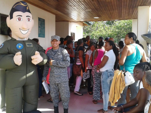 Isleños y providéncianos reciben atención especializada durante jornada humanitaria