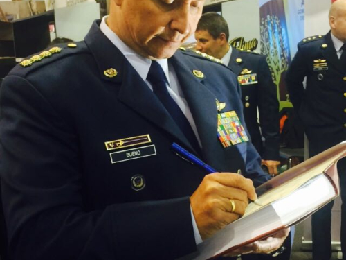 General Bueno presenta Libro en la Filbo -2017