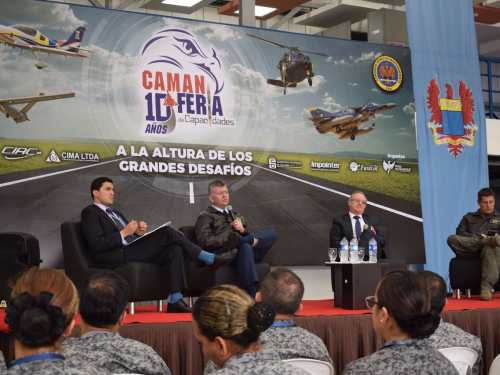 Foro sobre el desarrollo de la industria aeronáutica colombiana en el CAMAN