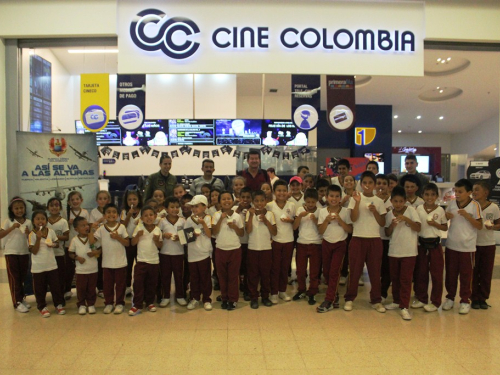 Niños campesinos conocieron las maravillas del séptimo arte gracias a la Fuerza Aérea