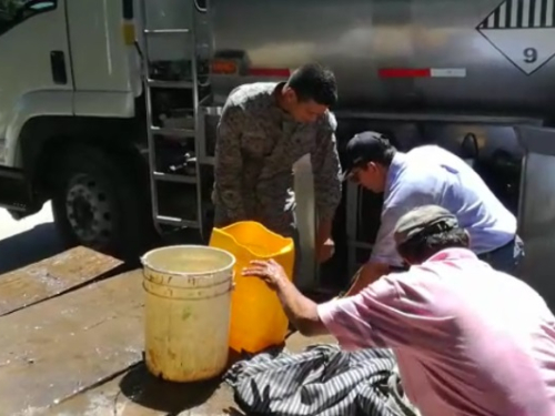 En carrotanques Fuerza Aérea lleva agua potable a los sectores afectados por inundaciones en La Dorada 