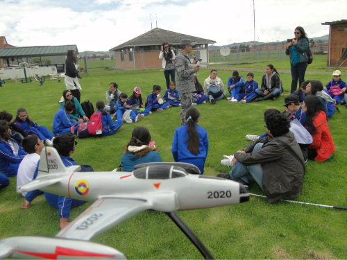 Niños invidentes se sumergen en una experiencia de sentidos durante su visita al Comando Aéreo de Mantenimiento