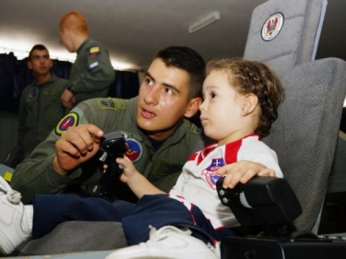 Niños de Cali se convertirán en pilotos con el fin de beneficiar a fundación de jóvenes afectados con VIH.