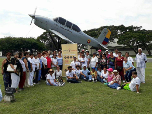 Fuerza Aérea participa del programa “Canas y Ganas” de la Alcaldía de Cali