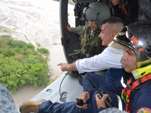 Fuerza Aérea Colombiana y autoridades sobrevuelan áreas afectadas por el invierno