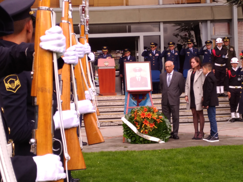 Solemne reconocimiento a un caballero del aire 