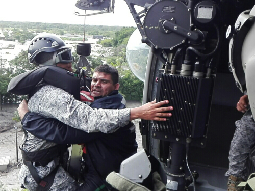 Fuerza Aérea Colombiana rescata hombre herido en inundación en Acacías, en el departamento del Meta.