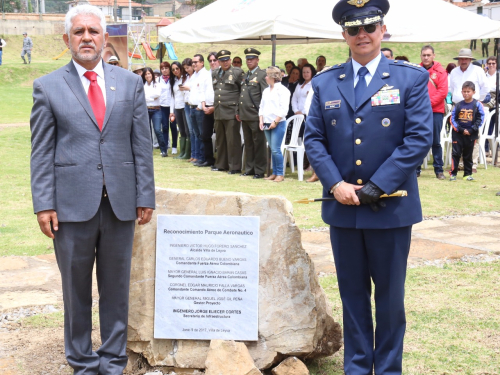 Comandante de la Fuerza Aérea es condecorado por la alcaldía municipal de Villa de Leyva