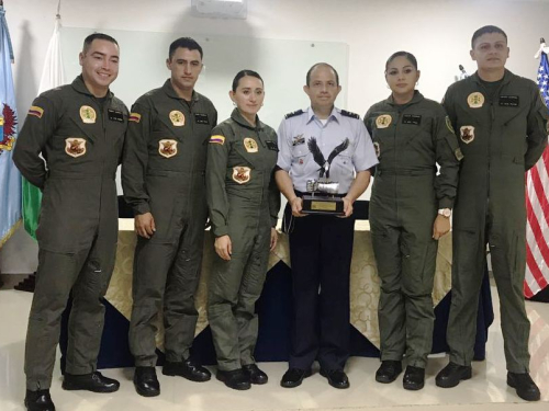 Fuerza Aérea Colombiana capacitó a oficiales de la Policía Nacional en vuelo básico por instrumentos