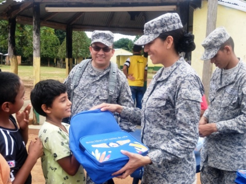 Niños libres con sueños de volar en Vichada