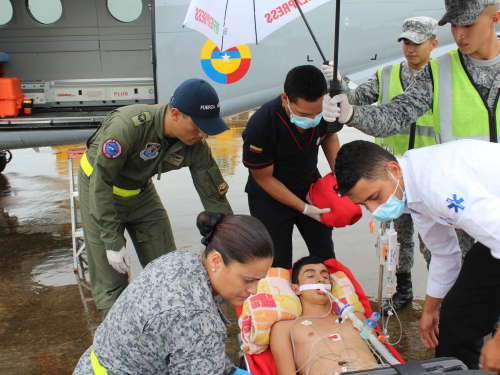 Fuerza Aérea Colombiana traslada a joven en delicado estado de salud