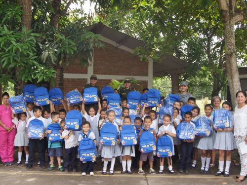 Kits escolares fueron entregados por la Fuerza Aérea Colombiana a niños de Puerto Salgar