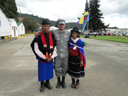 Soldado Guambiano presta su servicio militar en el CAMAN