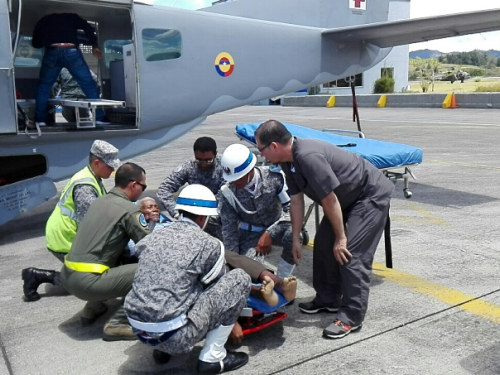 Fuerza Aérea Colombiana trasladada hombre de 76 años, mordido por serpiente