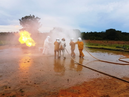 Soldados de la Fuerza Aérea se capacitan como bomberos aeronáuticos