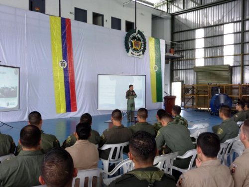 Fuerza Aérea comparte conocimientos en seguridad operacional con la Escuela de Aviación de la Policía