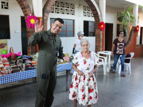 Abuelitos del Ancianato Municipal de Agua de Dios recibieron la visita de la Fuerza Aérea 