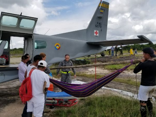 Fuerza Aérea Colombiana traslada a mujer indígena en embarazo de alto riesgo