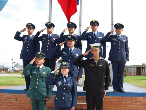 Fuerza Aérea Colombiana tiene nuevos instructores básicos militares