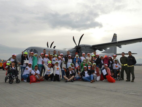 Avión C-295 transporta “Superhéroes” a Santa Marta para conocer el mar