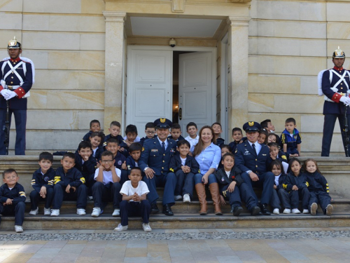 Niños de la Escuela Rural El Cerrito visitan el Palacio de Nariño con la Fuerza Aérea.