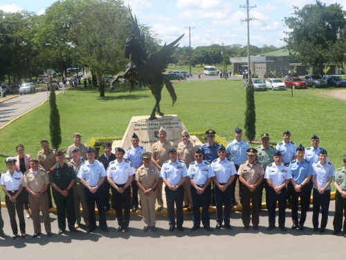 Agregados militares y adjuntos de defensa visitan base de la Fuerza Aérea