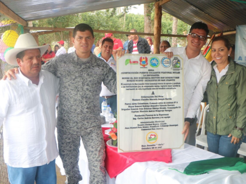 Fuerza Aérea Colombiana, apoya construcción de puente colgante en el Meta