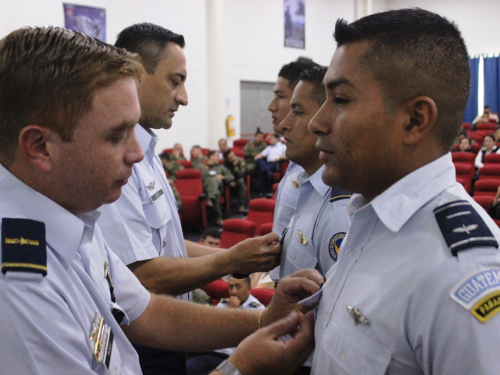 14 jóvenes oficiales latinoamericanos recibieron título de piloto básico de ala rotatoria