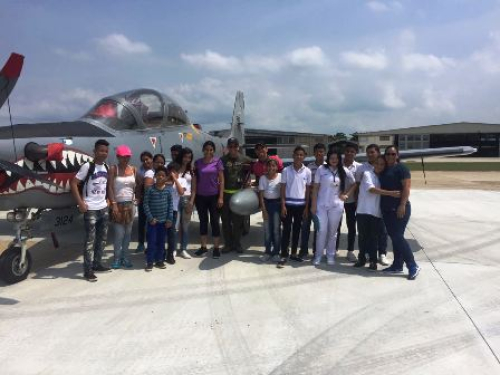 Niños y jóvenes de la Clínica Reina Sofia conocieron la misión de la Fuerza Aérea en el Atlántico 