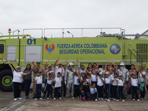 Niños de Puerto Boyacá conocen la misión de la Fuerza Aérea Colombiana desde la Base Aérea de Palanquero