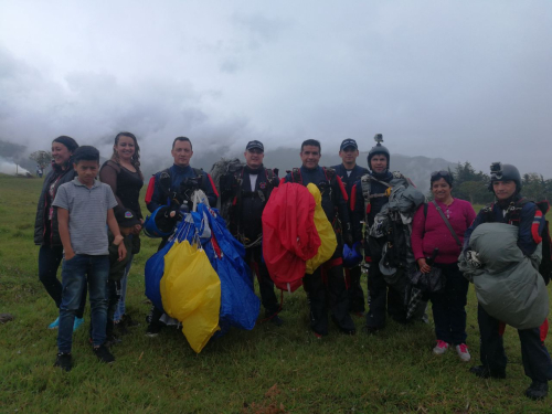 El Equipo de paracaidismo "Águila de Gules"conquista los cielos de Boyacá