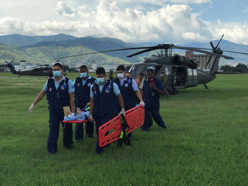 Fuerza Aérea Colombiana recibe a policías heridos en el Cauca