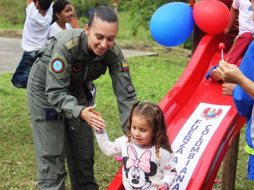 Niños campesinos de Icononzo estrenan parque gracias a la Fuerza Aérea Colombiana