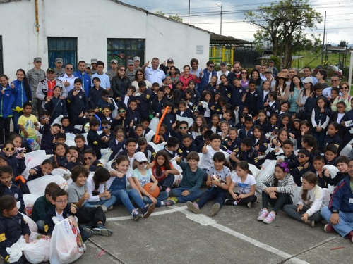 CATAM y el Liceo Francés celebraron la navidad anticipada con niños de la Escuela La Tebaida